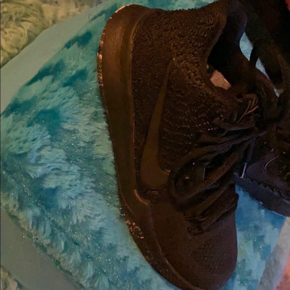 Kyrie 3 triple black